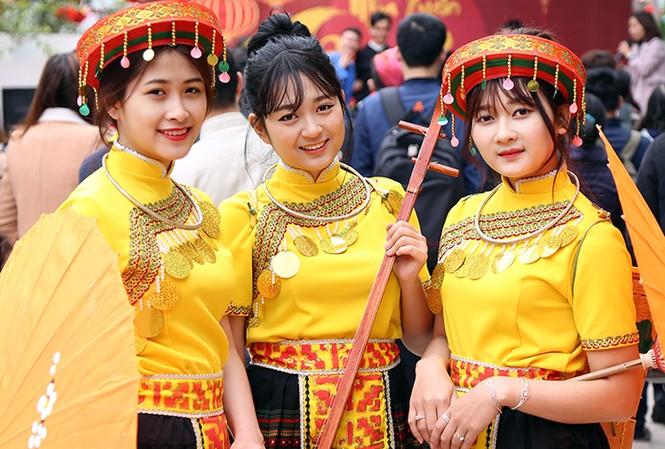 Thiếu nữ Hà thành khoe sắc trong phiên chợ xuân Tây Bắc Thiếu nữ Hà thành khoe sắc trong phiên chợ xuân Tây Bắc
