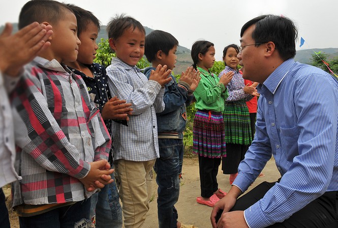 T.Ư Đoàn tặng quà học sinh Lũng Pô - 'nơi sông Hồng chảy vào đất Việt' Bí thư thứ nhất T.Ư Đoàn Lê Quốc Phong hỏi thăm các em học sinh Điểm trường Tiểu học Lũng Pô 1