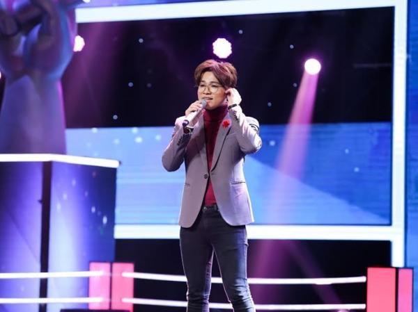 Thể hiện hit Thể hiện hit "Gửi anh xa nhớ", giọng ca phi giới tính Tùng Anh khiến các HLV "khẩu chiến"
