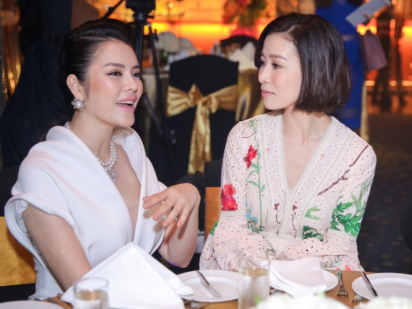 Mỹ nhân Việt đọ sắc cùng nữ diễn viên Hồng Kông Xa Thi Mạn tại sự kiện của Lý Nhã Kỳ Mỹ nhân Việt đọ sắc cùng nữ diễn viên Hồng Kông Xa Thi Mạn tại sự kiện của Lý Nhã Kỳ