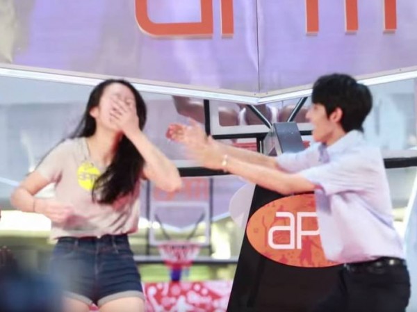 Kim Samuel lỡ tay... đập trúng mặt một fan nữ và cái kết khiến ai cũng phải Kim Samuel lỡ tay... đập trúng mặt một fan nữ và cái kết khiến ai cũng phải "phát cuồng"