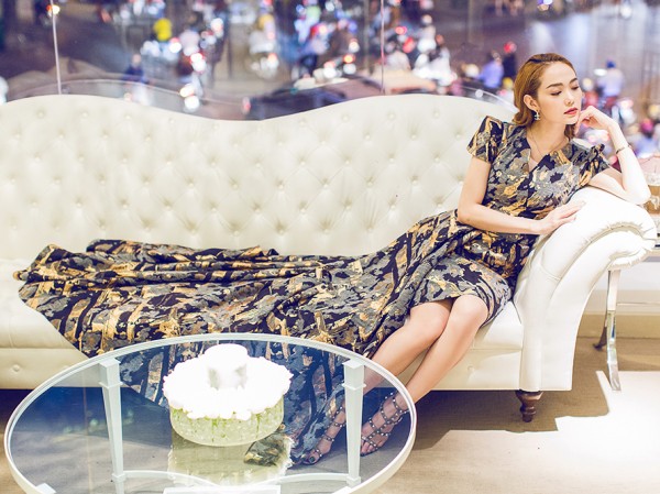 Minh Hằng vô cùng xinh đẹp trong buổi thử đồ trước khi tới Dubai tham dự fashion week Minh Hằng vô cùng xinh đẹp trong buổi thử đồ trước khi tới Dubai tham dự fashion week