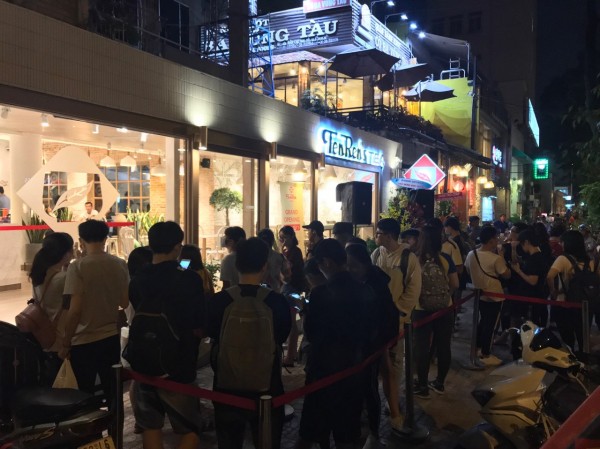 Nhiều bạn trẻ Sài Gòn kiên nhẫn xếp hàng 3 tiếng đồng hồ để được nhận ly trà sữa miễn phí Nhiều bạn trẻ Sài Gòn kiên nhẫn xếp hàng 3 tiếng đồng hồ để được nhận ly trà sữa miễn phí