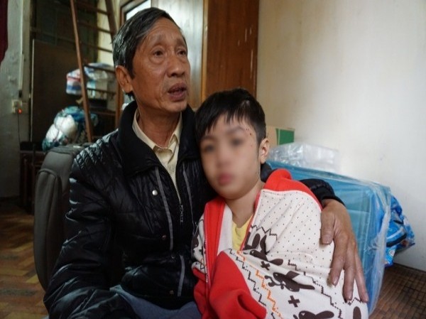 Bé trai 10 tuổi bị bạo hành gãy xương sườn, rạn sọ não vẫn xin tha tội cho bố Bé trai 10 tuổi bị bạo hành gãy xương sườn, rạn sọ não vẫn xin tha tội cho bố