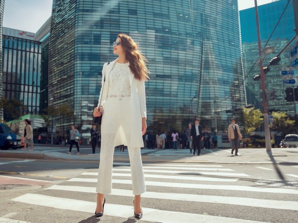 Phạm Hương tỏa sáng với phong cách thời trang thanh lịch trong cái lạnh của Seoul Phạm Hương tỏa sáng với phong cách thời trang thanh lịch trong cái lạnh của Seoul