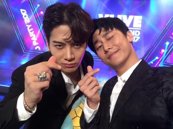 Rocker Nguyễn tặng quà Rocker Nguyễn tặng quà "độc", selfie thân thiết bên Jackson (GOT7) sau 1 năm gặp lại