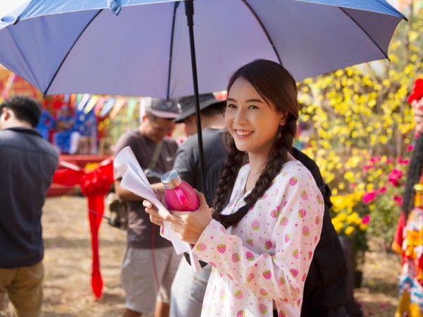 Không cần những bộ cánh kiêu sa, Sam cuốn hút với áo bà ba trong Không cần những bộ cánh kiêu sa, Sam cuốn hút với áo bà ba trong "Cô Thắm Về Làng 3"