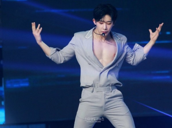 Sau những bộ đồ siêu cá tính, Wonho (Monsta X) lại khiến fan giật mình vì livestream trong lúc tắm Sau những bộ đồ siêu cá tính, Wonho (Monsta X) lại khiến fan giật mình vì livestream trong lúc tắm