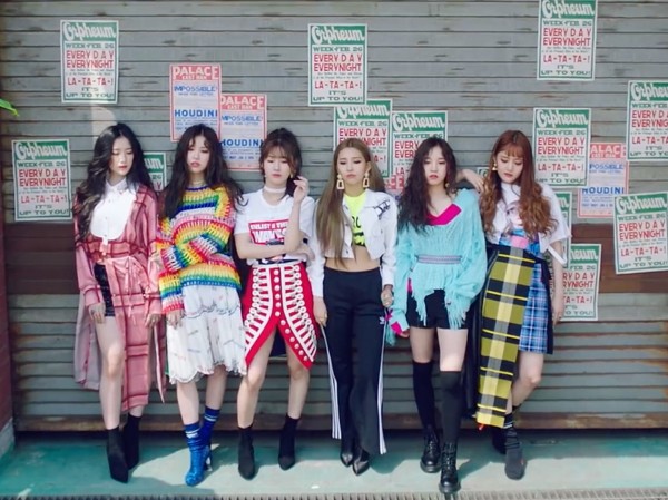 "Tân binh" nhà Cube debut: "Át chủ bài" Jeon Soyeon "bốc lửa" theo đúng nghĩa đen