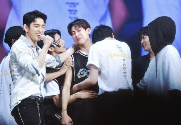 Quá sức khó hiểu: BamBam (GOT7) khóc nức nở trong khi cả nhóm cười tươi Quá sức khó hiểu: BamBam (GOT7) khóc nức nở trong khi cả nhóm cười tươi