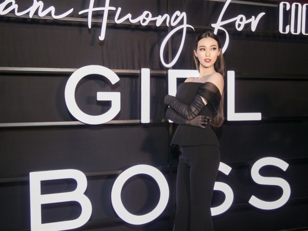 Khánh My xuất hiện nổi bật trong show thời trang của Phạm Hương Khánh My xuất hiện nổi bật trong show thời trang của Phạm Hương