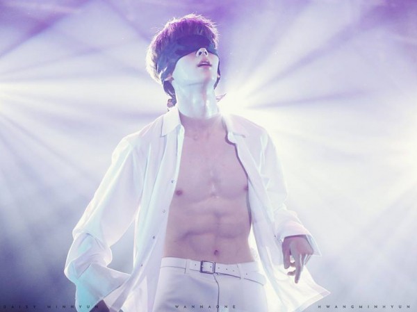 Sau ba ngày ăn thả cửa, cơ bụng 6 múi của Hwang Minhyun sắp biến mất rồi Sau ba ngày ăn thả cửa, cơ bụng 6 múi của Hwang Minhyun sắp biến mất rồi
