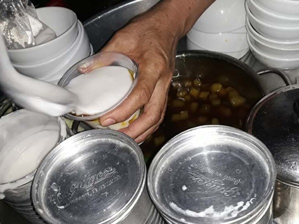 TP.HCM: Đậu hũ trong hẻm Sài Gòn chỉ bán TP.HCM: Đậu hũ trong hẻm Sài Gòn chỉ bán "giờ thiêng", người đứng, người ngồi chờ mua