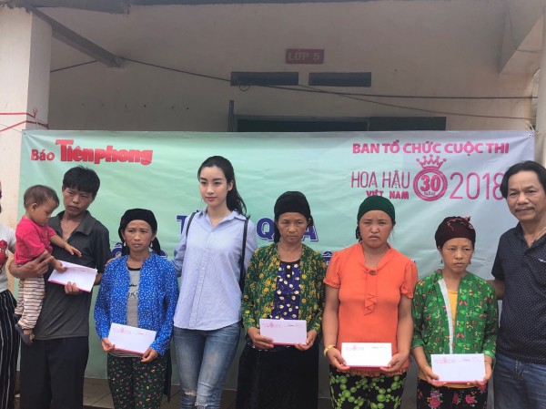 Hoa hậu Đỗ Mỹ Linh tham gia đoàn cứu trợ đồng bào miền Bắc bị mưa lũ Hoa hậu Đỗ Mỹ Linh tham gia đoàn cứu trợ đồng bào miền Bắc bị mưa lũ