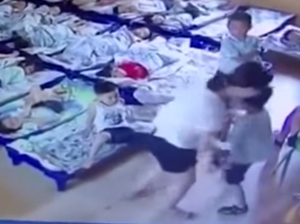 Giáo viên mầm non đâm trẻ bằng kẹp giấy vì không ngủ trưa Giáo viên mầm non đâm trẻ bằng kẹp giấy vì không ngủ trưa