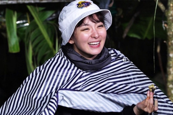 Có ai như Seulgi (Red Velvet), vô tư dùng tro than thay cho phấn mắt Có ai như Seulgi (Red Velvet), vô tư dùng tro than thay cho phấn mắt