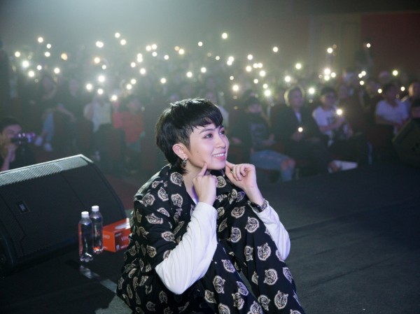 Gil Lê bật khóc tại fan meeting, thể hiện vũ đạo mới trên sân khấu Gil Lê bật khóc tại fan meeting, thể hiện vũ đạo mới trên sân khấu