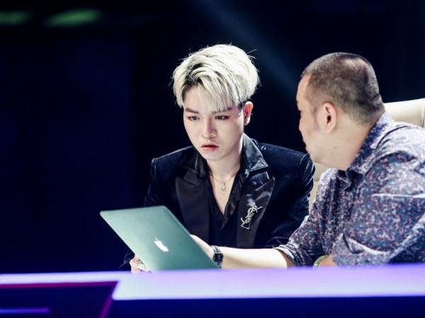 Đức Phúc Đức Phúc "đe dọa" sẽ gạt Hương Tràm ra khỏi "ghế nóng" của "The Debut"