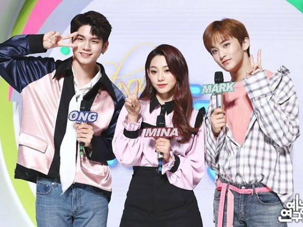 MBC cắt mặt Mina (Gugudan) để fan chụp hình với Ong Seungwoo (Wanna One) và Mark (NCT 127) MBC cắt mặt Mina (Gugudan) để fan chụp hình với Ong Seungwoo (Wanna One) và Mark (NCT 127)