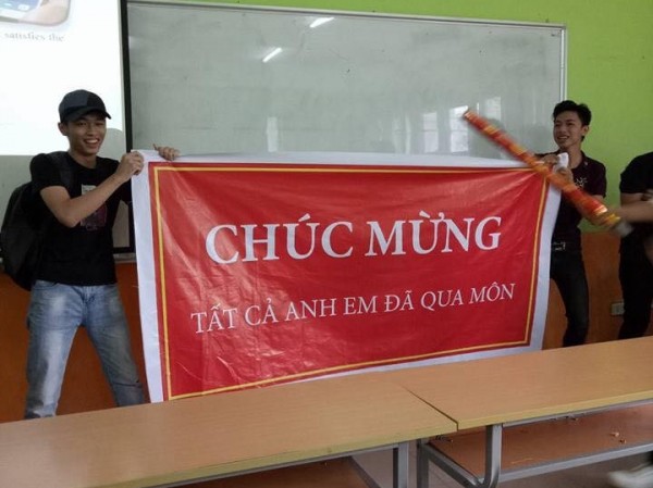 Ăn mừng “bá đạo” như sinh viên, làm cả băng rôn chúc anh em đã qua môn Ăn mừng “bá đạo” như sinh viên, làm cả băng rôn chúc anh em đã qua môn
