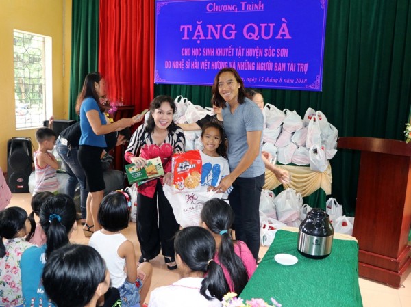 Việt Hương rạng rỡ bên chồng và con gái tặng quà cho trẻ em khuyết tật Việt Hương rạng rỡ bên chồng và con gái tặng quà cho trẻ em khuyết tật