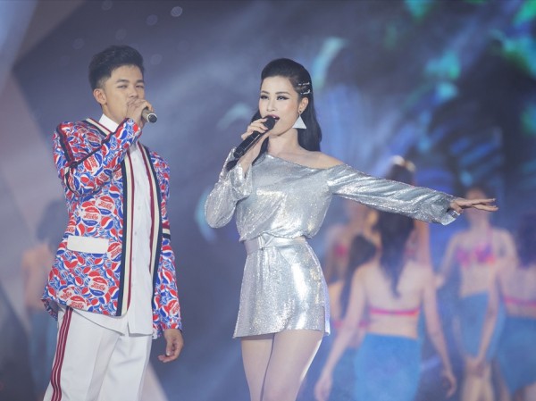 Đông Nhi - Trọng Hiếu song ca cực sung trong đêm thi của Đông Nhi - Trọng Hiếu song ca cực sung trong đêm thi của "Hoa Hậu Việt Nam 2018"