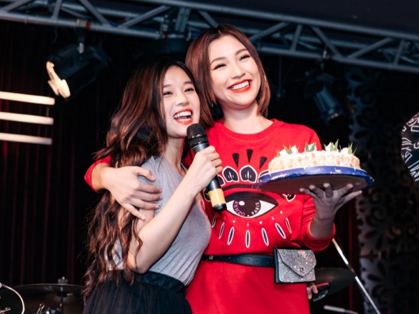 Hoàng Oanh thổi nến mừng sinh nhật cùng Hoàng Yến Chibi và nhóm Hoàng Oanh thổi nến mừng sinh nhật cùng Hoàng Yến Chibi và nhóm "Ngựa hoang"