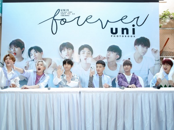 Uni5 hạnh phúc khi có hàng trăm fan xếp hàng chờ kí tặng photobook Uni5 hạnh phúc khi có hàng trăm fan xếp hàng chờ kí tặng photobook