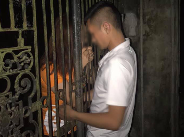 Nụ hôn qua song sắt của cặp đôi khiến cư dân mạng trở thành đạo diễn phim bất đắc dĩ Nụ hôn qua song sắt của cặp đôi khiến cư dân mạng trở thành đạo diễn phim bất đắc dĩ