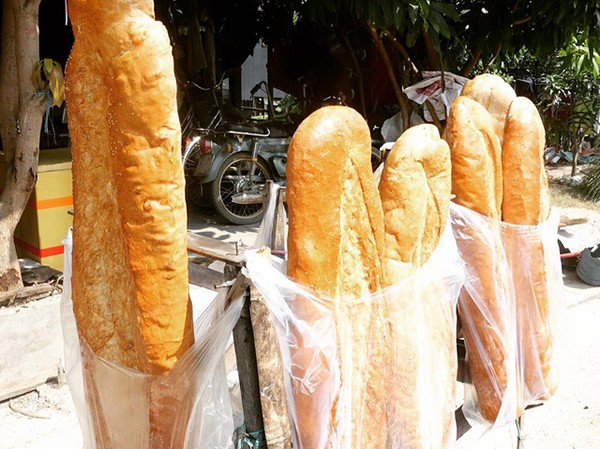Bánh mỳ khổng lồ dài 1m ở An Giang lọt top món ăn kỳ lạ nhất thế giới Bánh mỳ khổng lồ dài 1m ở An Giang lọt top món ăn kỳ lạ nhất thế giới