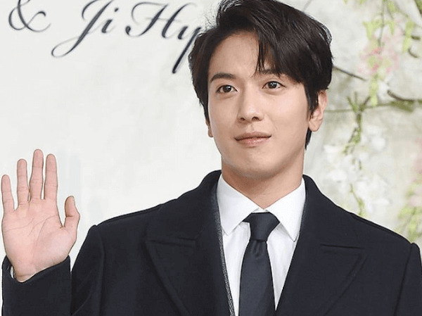 Jung Yonghwa (CNBLUE) nhận được phán quyết cuối cùng trong vụ gian lận tuyển sinh Jung Yonghwa (CNBLUE) nhận được phán quyết cuối cùng trong vụ gian lận tuyển sinh
