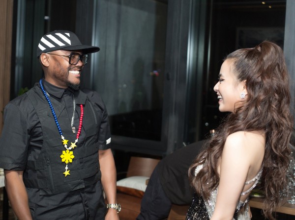 Hoàng Thùy Linh tự tin giao tiếp tiếng Anh cùng rapper của nhóm nhạc Black Eyes Peas Hoàng Thùy Linh tự tin giao tiếp tiếng Anh cùng rapper của nhóm nhạc Black Eyes Peas