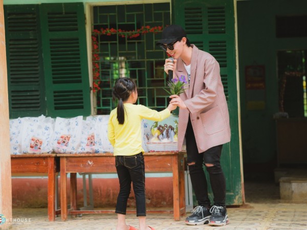 Nhân dịp sinh nhật tuổi 21, Erik cùng FC đi từ thiện khắp 3 miền Bắc - Trung - Nam Nhân dịp sinh nhật tuổi 21, Erik cùng FC đi từ thiện khắp 3 miền Bắc - Trung - Nam