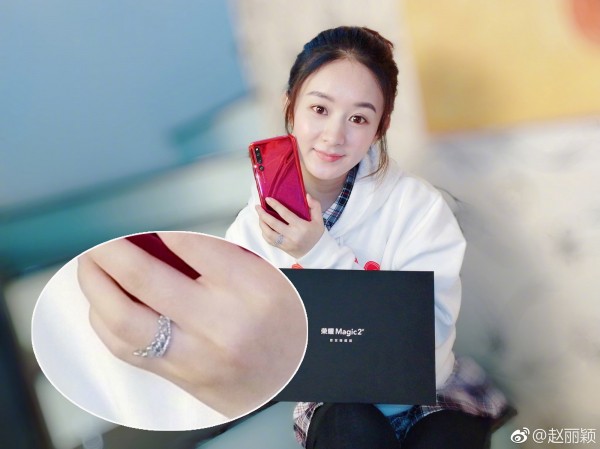 Triệu Lệ Dĩnh bị cho là lộ giấy khám thai, hé lộ ý nghĩa đặc biệt của nhẫn đính hôn Triệu Lệ Dĩnh bị cho là lộ giấy khám thai, hé lộ ý nghĩa đặc biệt của nhẫn đính hôn