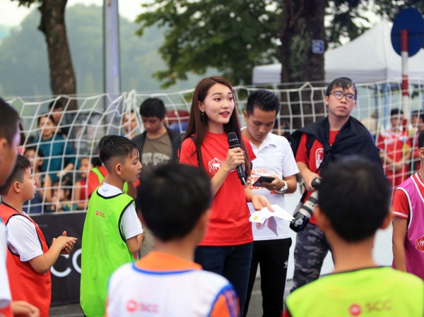 Người đẹp Ngọc Nữ và VĐV Đỗ Kim Phúc Người đẹp Ngọc Nữ và VĐV Đỗ Kim Phúc "thắp lửa" tinh thần cho các cầu thủ nhí