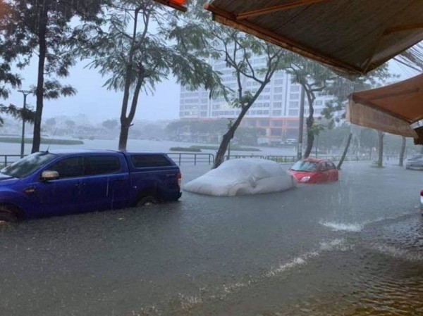 Đà Nẵng: Đường phố bỗng hóa thành sông sau trận mưa lớn kéo dài không ngớt Đà Nẵng: Đường phố bỗng hóa thành sông sau trận mưa lớn kéo dài không ngớt