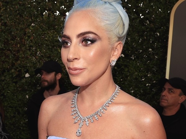 Dư âm “Quả Cầu Vàng 2019”: Giá trị bộ trang sức của Lady Gaga “gây choáng” Dư âm “Quả Cầu Vàng 2019”: Giá trị bộ trang sức của Lady Gaga “gây choáng”