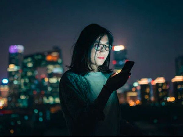 3 mẹo nhỏ để đỡ hại mắt do nhìn điện thoại suốt ngày 3 mẹo nhỏ để đỡ hại mắt do nhìn điện thoại suốt ngày