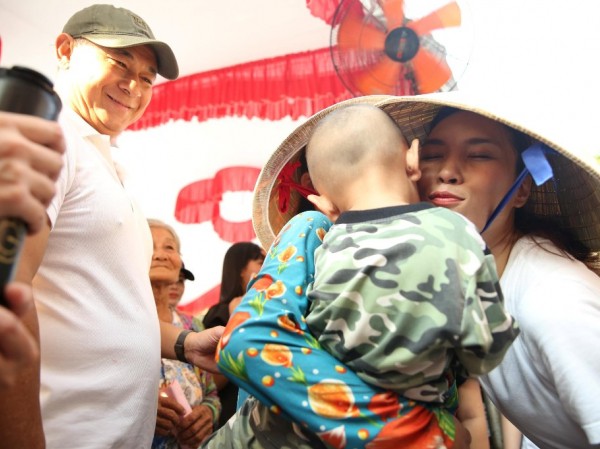 Mỹ Tâm cùng Mai Tài Phến đi từ thiện kết hợp giao lưu với khán giả ở miền Tây Mỹ Tâm cùng Mai Tài Phến đi từ thiện kết hợp giao lưu với khán giả ở miền Tây