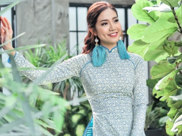Hoa hậu biển Ninh Hoàng Ngân điệu đàng, nữ tính với áo dài làm từ tơ lụa Vanya nổi tiếng Hoa hậu biển Ninh Hoàng Ngân điệu đàng, nữ tính với áo dài làm từ tơ lụa Vanya nổi tiếng