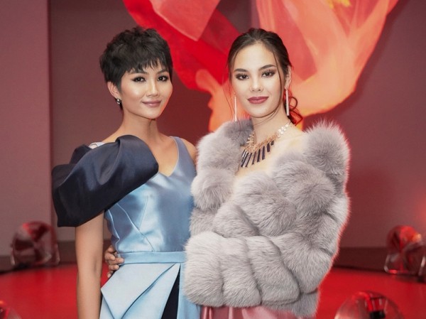 H’Hen Niê và HHHV Catriona đẹp H’Hen Niê và HHHV Catriona đẹp "bất phân thắng bại" trong show diễn của NTK Phương My tại NYFW