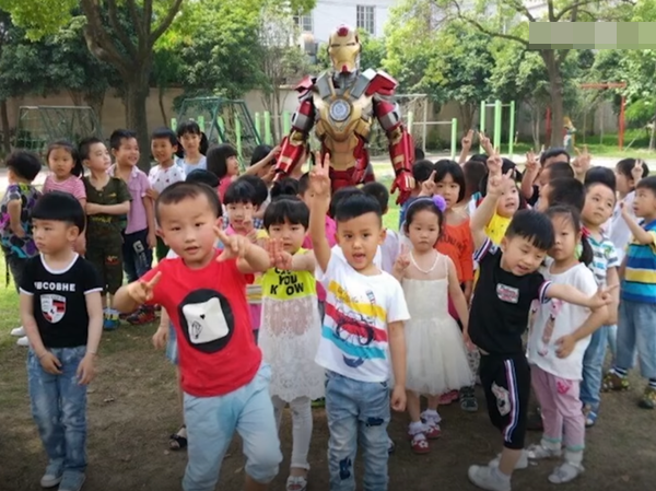 Khi fan “cuồng” Marvel làm bố: Đóng giả Iron Man vì con gái bị trêu chọc và cái kết... Khi fan “cuồng” Marvel làm bố: Đóng giả Iron Man vì con gái bị trêu chọc và cái kết...