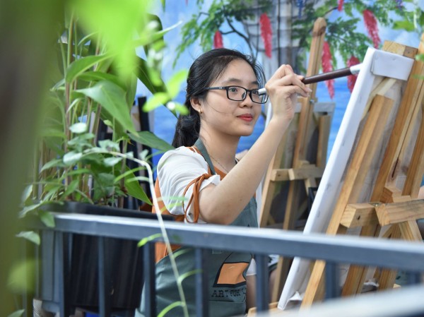 Chơi gì cuối tuần: Nghe tư vấn chọn trường Đại học, xả street với tranh sơn dầu Chơi gì cuối tuần: Nghe tư vấn chọn trường Đại học, xả street với tranh sơn dầu