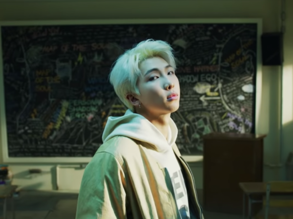 RM (BTS) tung bản rap mạnh mẽ mở màn album “Map Of The Soul: Persona” RM (BTS) tung bản rap mạnh mẽ mở màn album “Map Of The Soul: Persona”