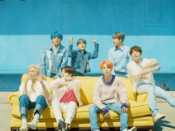 Sửng sốt với màn tung hoành ngang dọc của Sửng sốt với màn tung hoành ngang dọc của "Boy With Luv" (BTS) trên YouTube