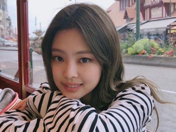 Đâu cần đồ hiệu, Jennie (Black Pink) mặc đồ bình dân vẫn sang chảnh như thường Đâu cần đồ hiệu, Jennie (Black Pink) mặc đồ bình dân vẫn sang chảnh như thường