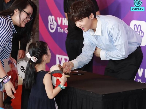 Jeong Sewoon lịch lãm như Jeong Sewoon lịch lãm như "quý ông" cúi đầu bắt tay từng fan
