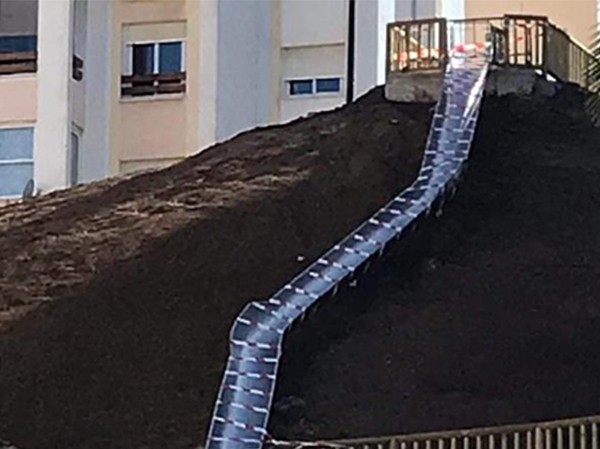 Cầu trượt dài nhất Tây Ban Nha đóng cửa sau 24 giờ hoạt động Cầu trượt dài nhất Tây Ban Nha đóng cửa sau 24 giờ hoạt động