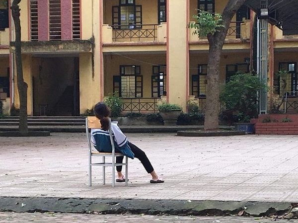 Bức ảnh nữ sinh Bức ảnh nữ sinh "mặc kệ đời" giữa sân trường trong mùa thi gây chú ý trên mạng xã hội
