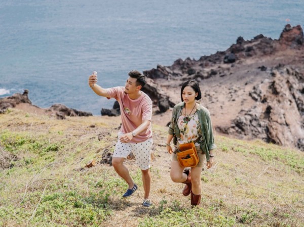 Miu Lê trở lại với hình ảnh cô gái vùng biển “bụi bặm”, ra đảo Miu Lê trở lại với hình ảnh cô gái vùng biển “bụi bặm”, ra đảo "quậy tưng" cùng Huyme